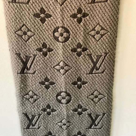 🛍️🛍️HOST PICK🛍️🛍️Stunning Louis Vuitton wool and silk scarf - Picture 2 of 5